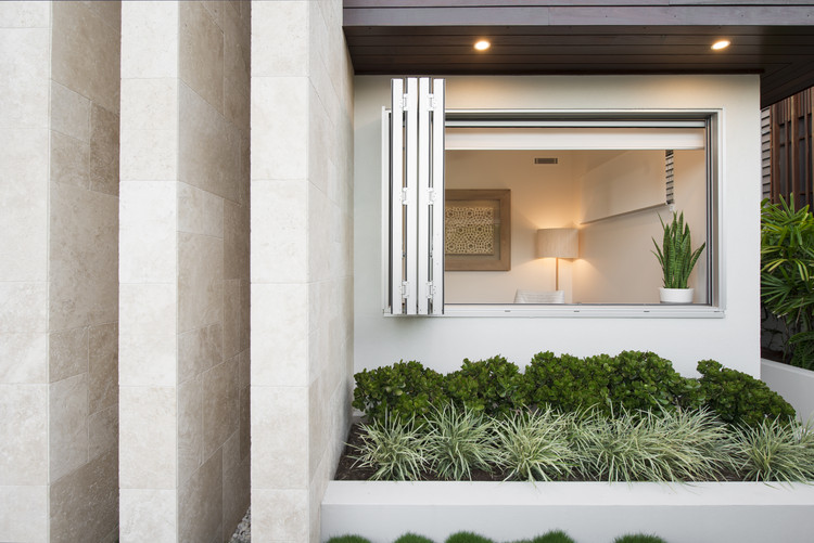 Contemporary Home|Outdoor Garden|Bi-Fold Windows|Travertine Wall Tiles